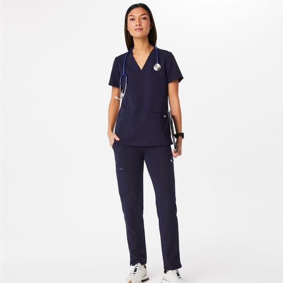 Figs Casma Three Pocket Scrub Top in Navy Blue- XXS - Picture 2 of 6